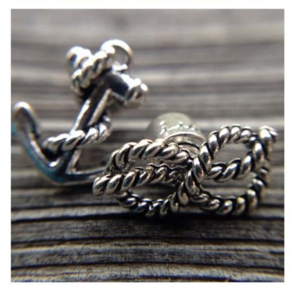 Anchor and Knot stud earrings - Picture 2 of 3